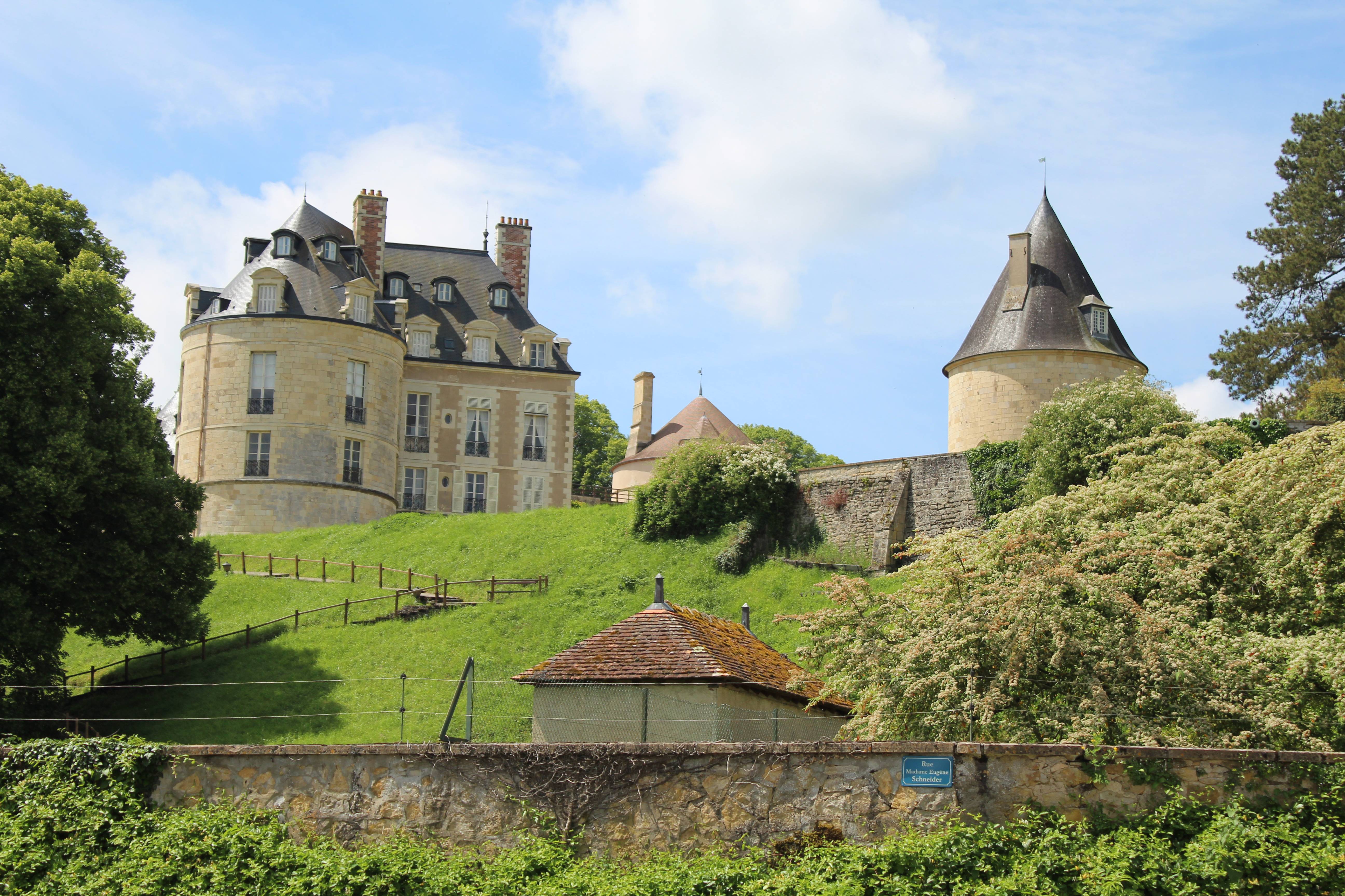 Photo de Château, musée des calèches et parcours immersif, début de la promenade des remparts du château