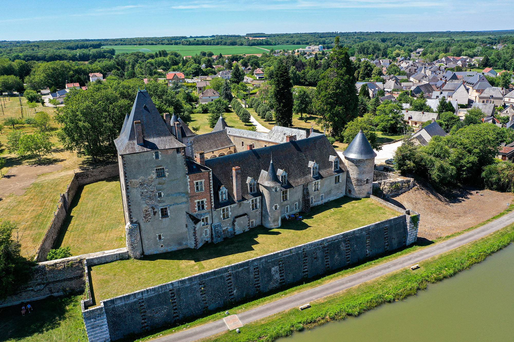 Photo de Château de La Chapelle-d'Angillon et Musée Alain-Fournier