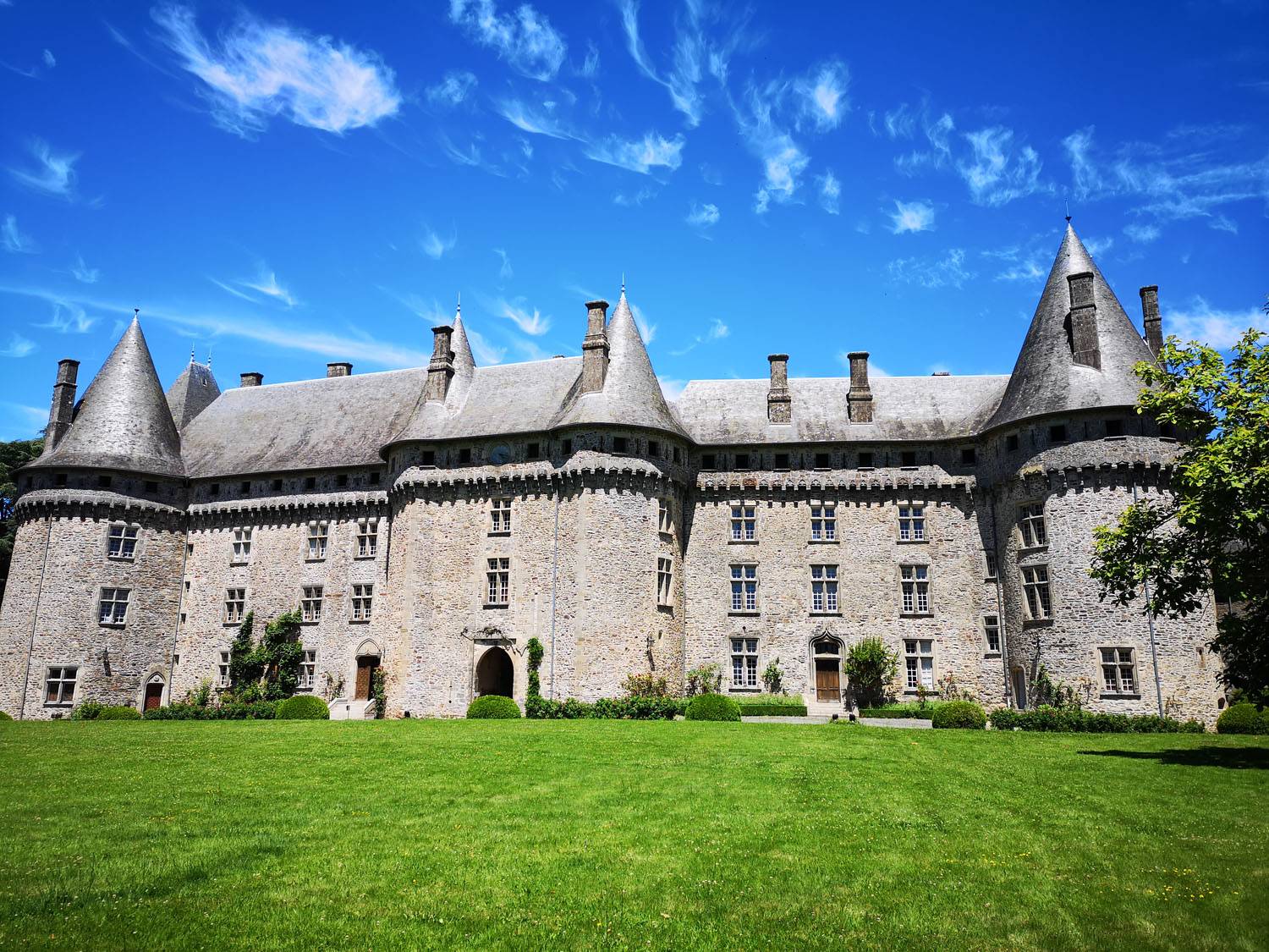 Photo de Château de Pompadour et Ecuries de l'Orangerie