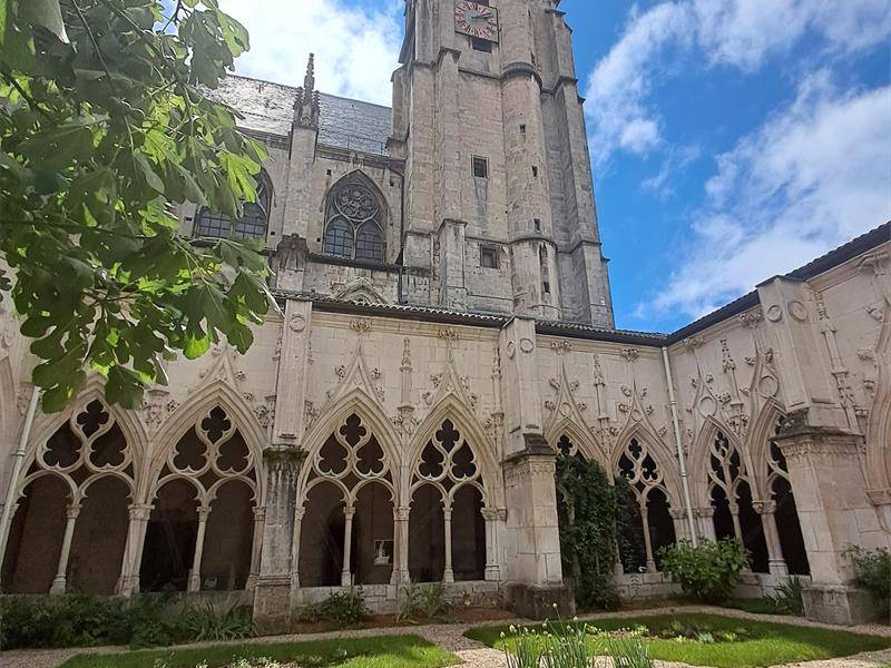 Photo de Cloître de la collégiale Saint-Gengoult