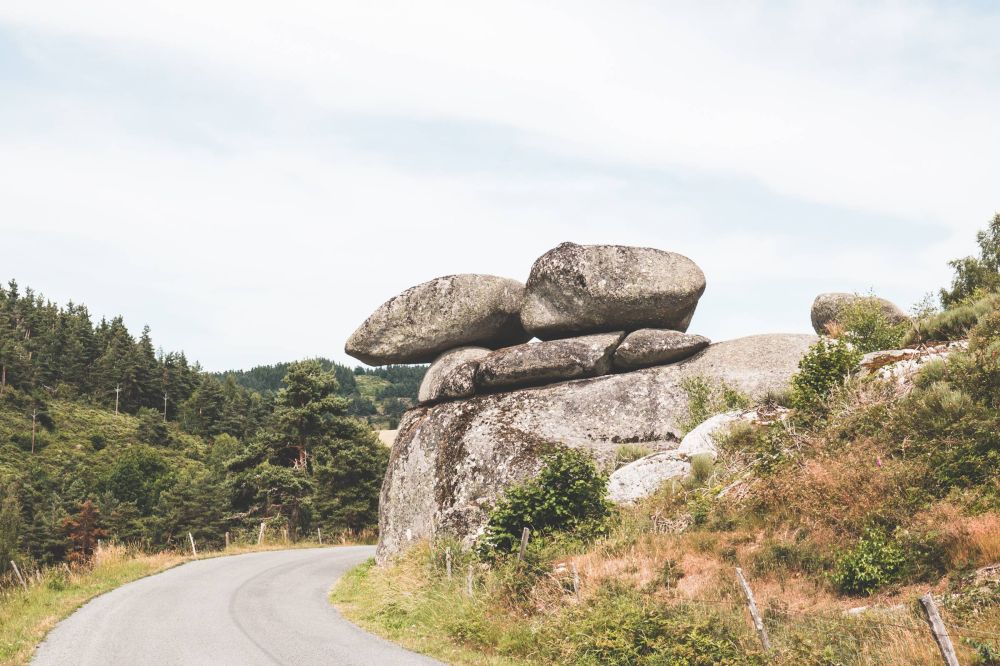 PYRAMIDE EN PORTE-A-FAUX