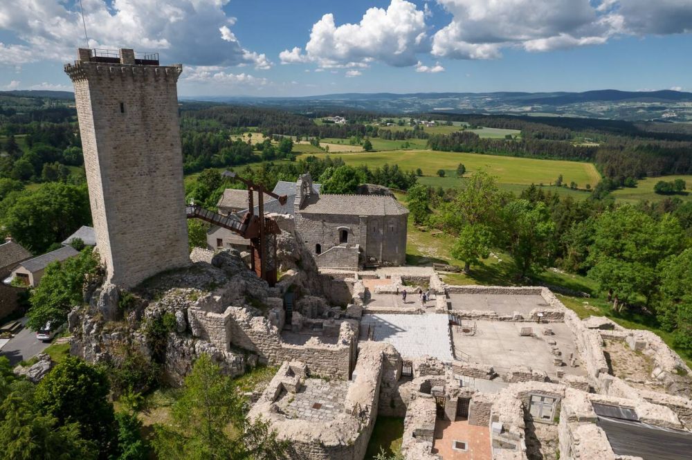 LE PANORAMA DU SITE MÉDIÉVAL D'APCHER